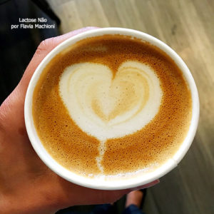 cafe-com-leite-de-amendoas