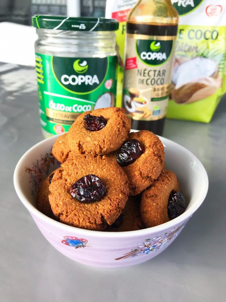Cookies veganos de coco e canela