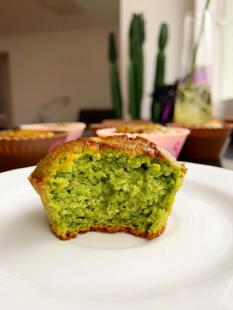 Bolinho de banana e couve sem glúten e lactose