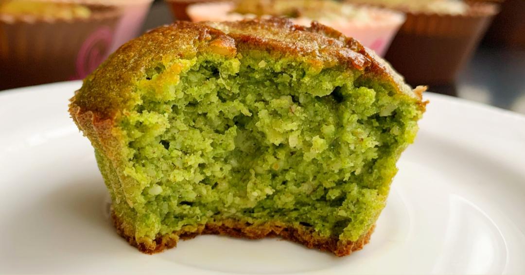 Bolinho de banana e couve sem glúten e lactose