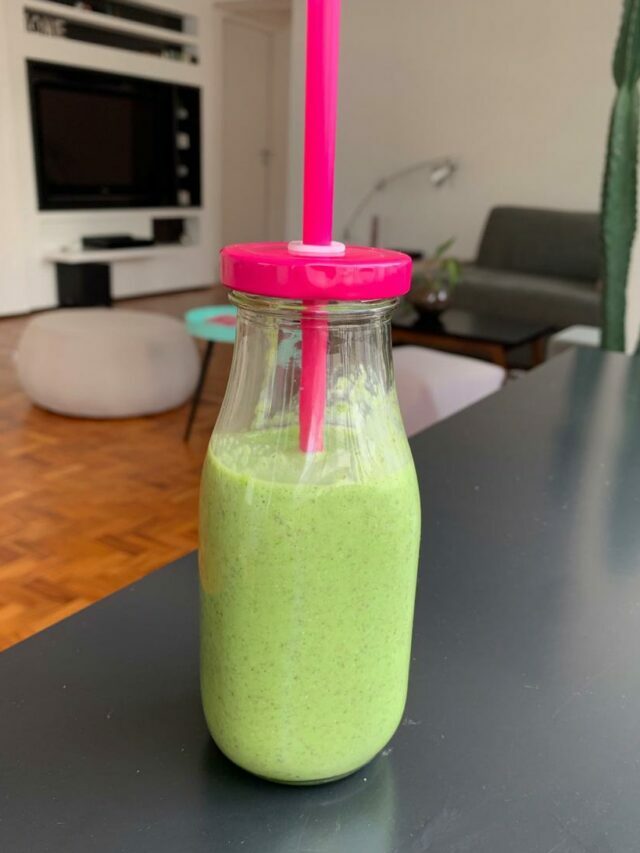 Aprenda a fazer um smoothie verde vegano